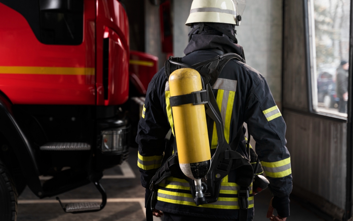 Interwencja strażacka w Zalasewie: Ogień objął budynek i pobliskie krzewy