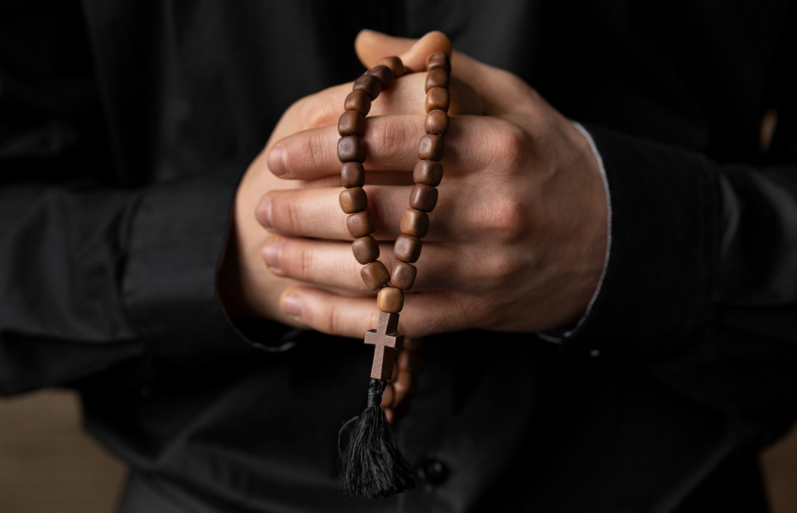 Ksiądz Mateusz N. podejrzany o wielokrotne nadużycia seksualne, grozi mu 12 lat więzienia