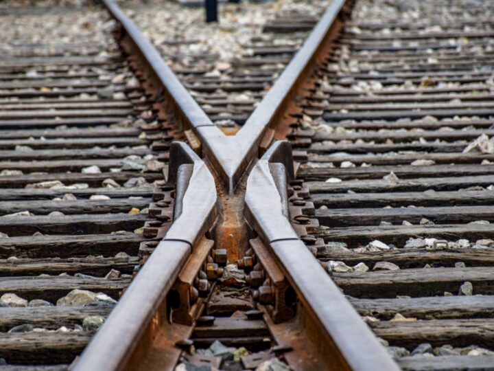 Remonty na liniach kolejowych: kierowcy muszą przygotować się na utrudnienia ruchu drogowego