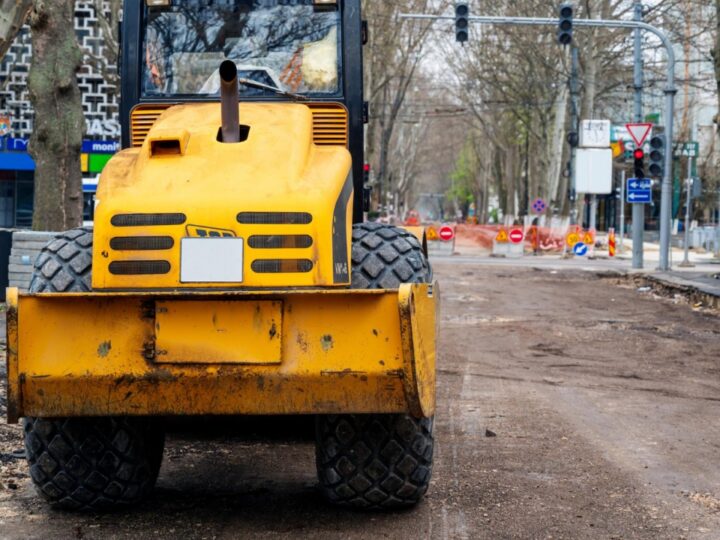 Modernizacja ulicy Lechickiej: nowe pasy ruchu, rekonstrukcja skrzyżowań i ścieżki dla pieszych oraz rowerzystów