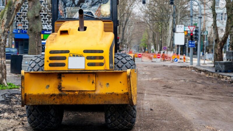 Modernizacja ulicy Lechickiej: nowe pasy ruchu, rekonstrukcja skrzyżowań i ścieżki dla pieszych oraz rowerzystów