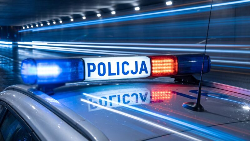 Kierująca Audi rozbiła przystanek tramwajowy i uciekła, zatrzymana po kilkunastu godzinach